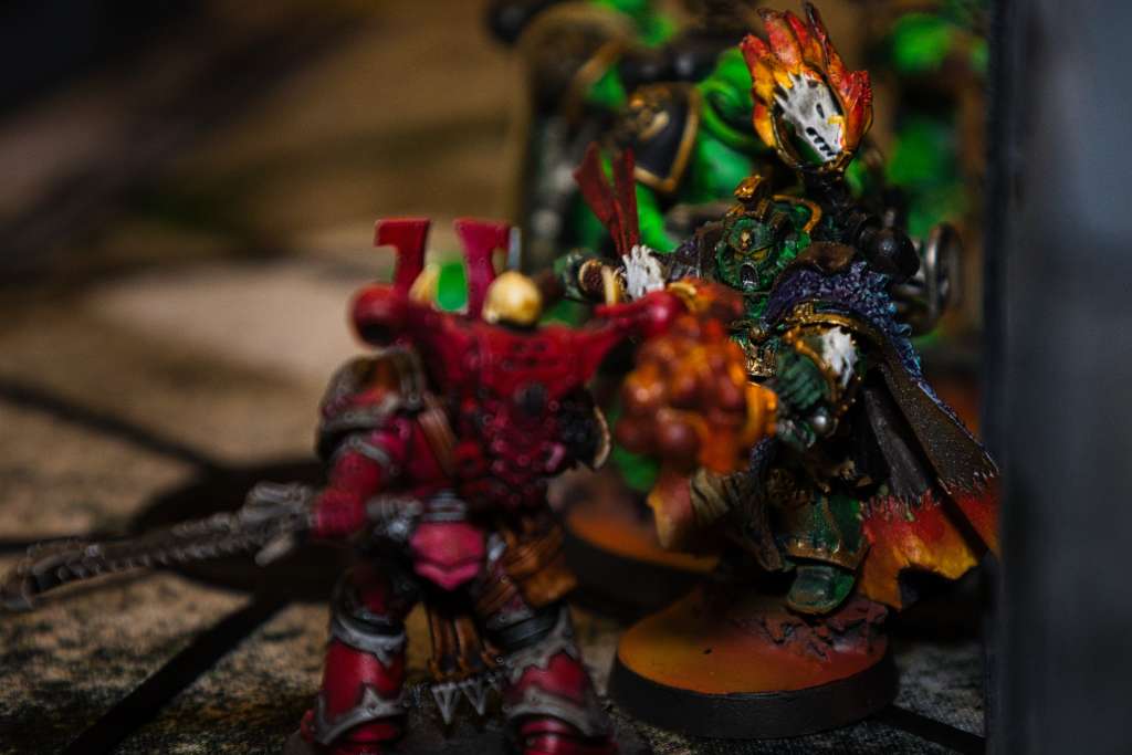 Salamanders affrontant des World Eaters
